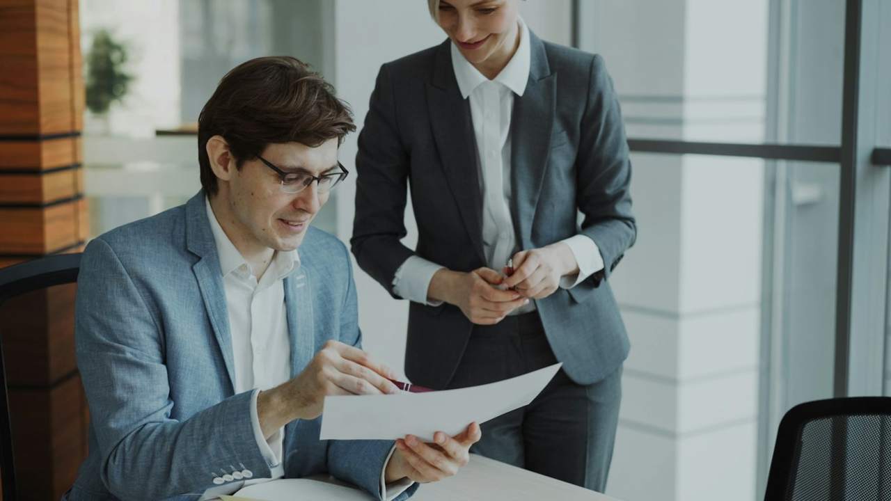 Persone al lavoro in ufficio